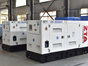 Quais são as falhas comuns nos sistemas elétricos e de controle de geradores?